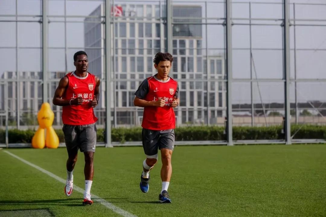 爱游戏体育小组-东体:海港外援克劳德已经归队并进行恢复训练